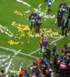 Messi přináší na hřiště pohár 